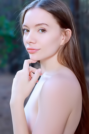 Stunning Brunette Dariana Sultry Beauty Gets Naked And Kneels On The Ground