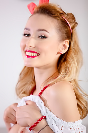 Kelly Collins Revealing The Neat Triangle Of Hair That Crowns Her Pussy